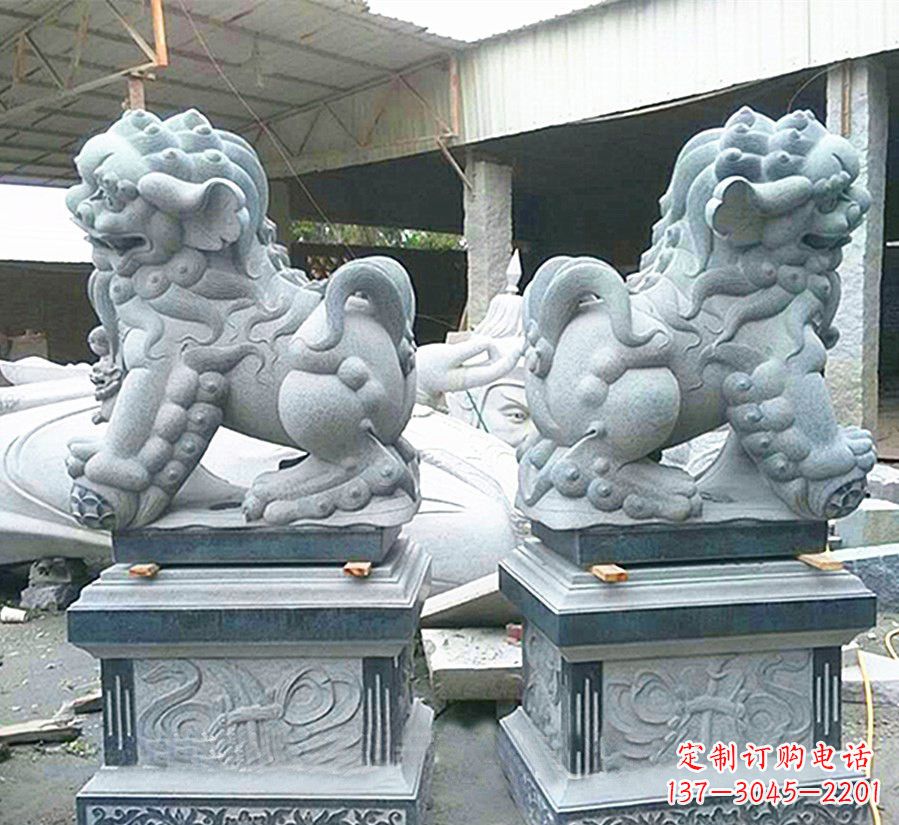 湖南南方狮子献钱狮石雕,精美狮子雕塑为您庆祝