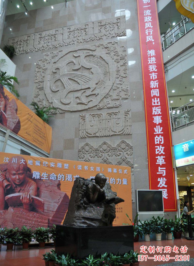 湖南令人惊叹的小女孩景观铜雕