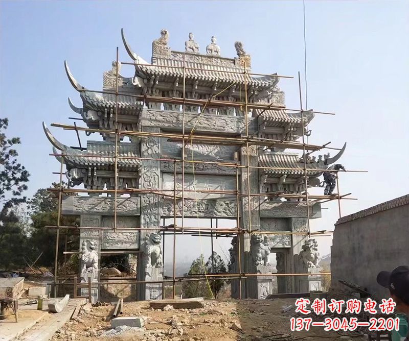 湖南石牌坊外东侧的龙凤雕塑