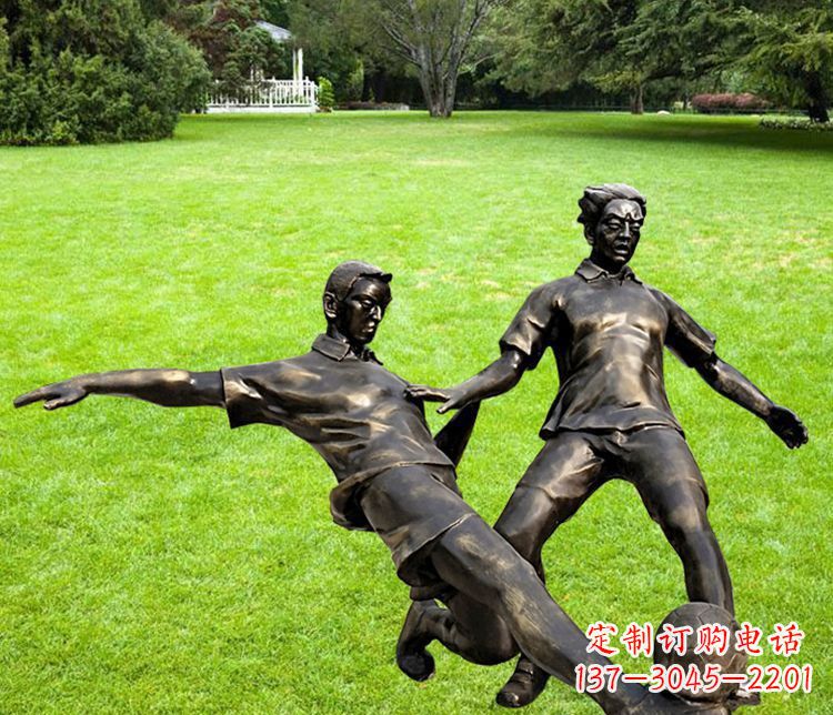 湖南踢足球的人物铜雕