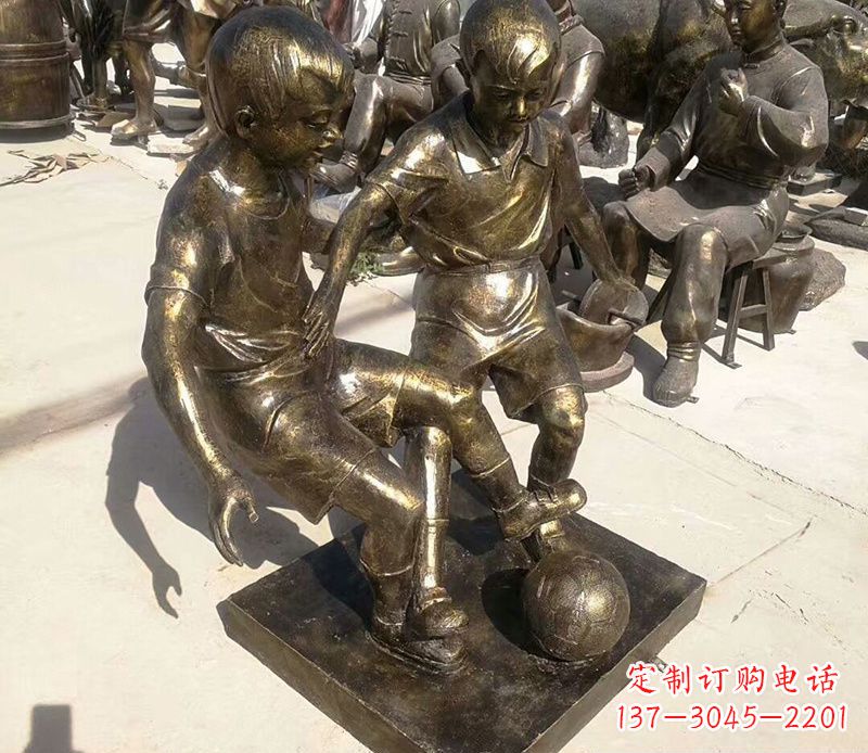 湖南踢足球的儿童铜雕