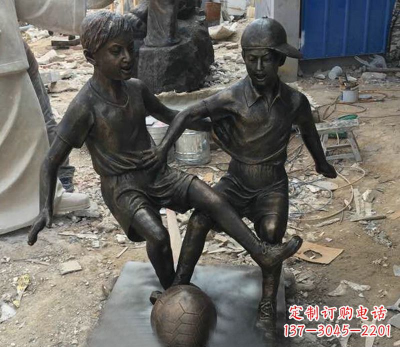 湖南踢足球公园人物铜雕