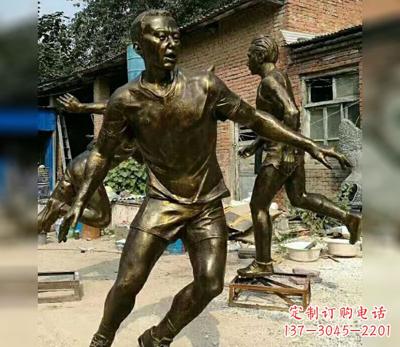 湖南踢足球广场人物铜雕