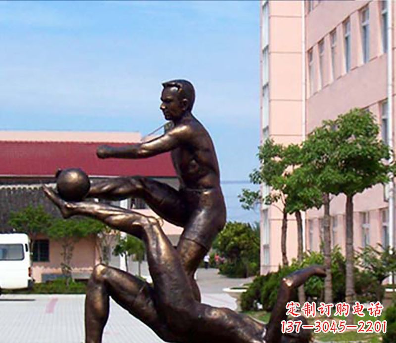 湖南踢足球人物广场小品铜雕
