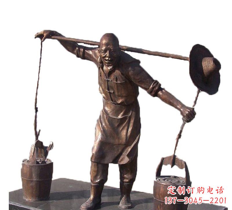 湖南挑扁担的老人铜雕