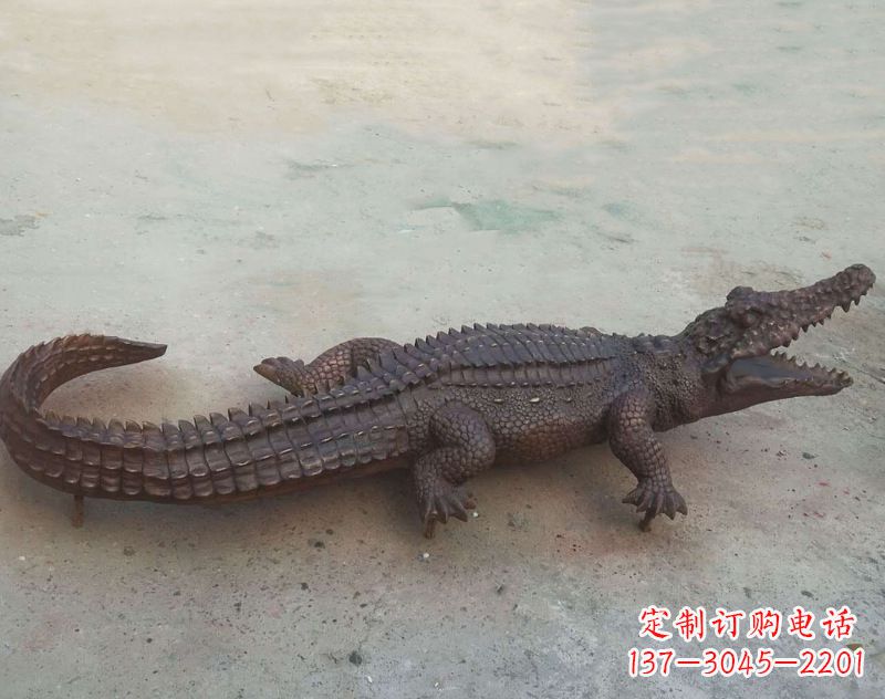 湖南铜雕鳄鱼,铸铜园林仿真动物雕塑