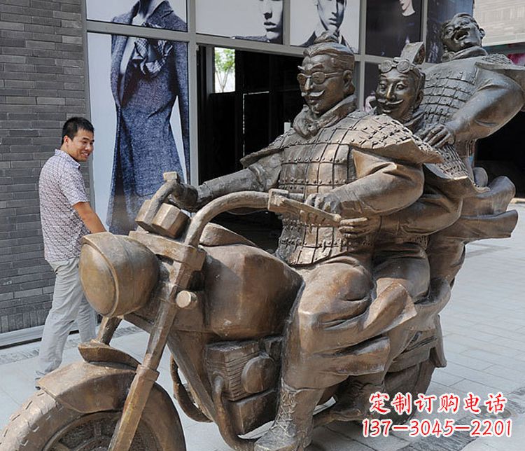 湖南铜雕街头骑摩托人物雕塑