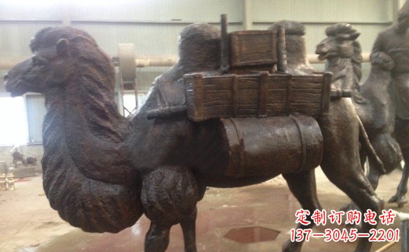 湖南驮着东西的骆驼公园动物铜雕