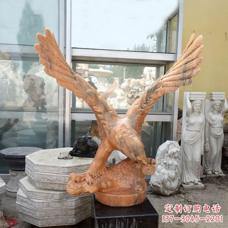 湖南晚霞红老鹰石雕塑