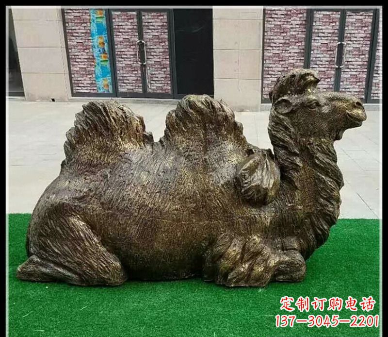 湖南卧在草地的骆驼铜雕