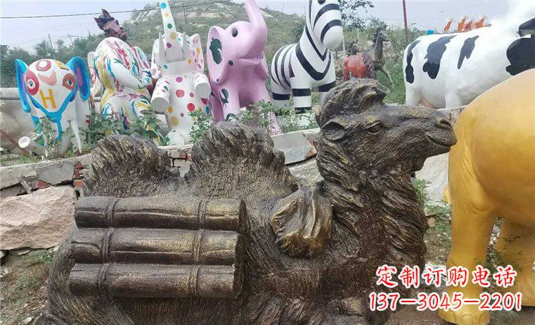 湖南卧着的骆驼动物铜雕 (2)