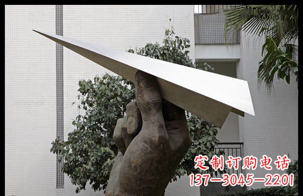湖南小区不锈钢手拿纸飞机雕塑