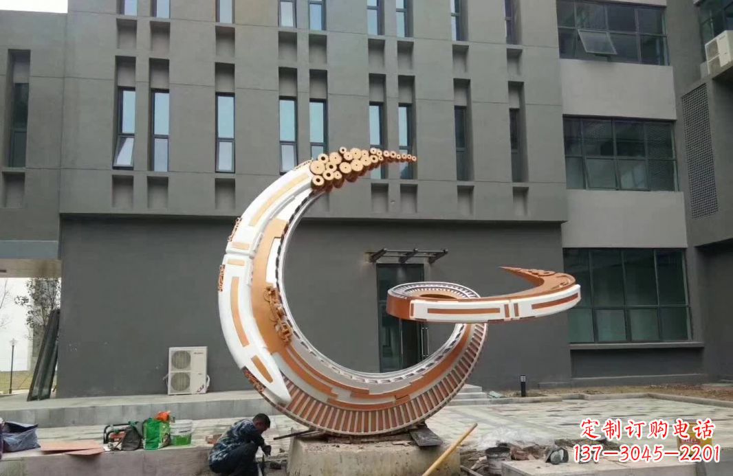 湖南小区抽象不锈钢月亮雕塑