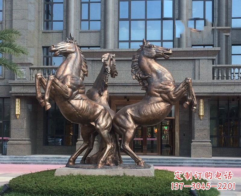 湖南小区立马铜雕