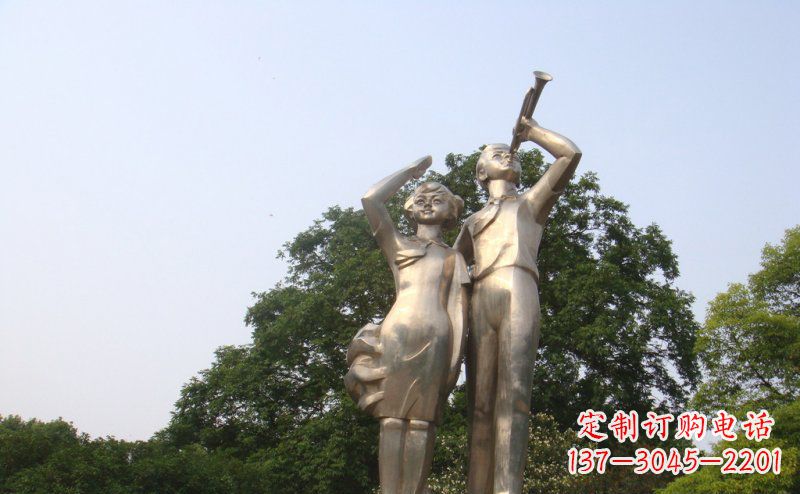 湖南校园吹军号敬礼的小学生人物景观铜雕