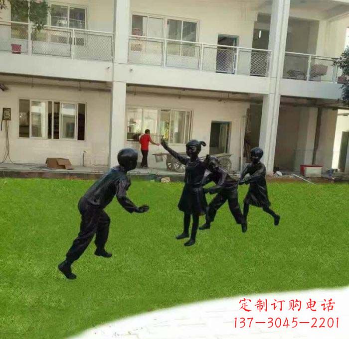 湖南校园儿童玩老鹰捉小鸡铜雕