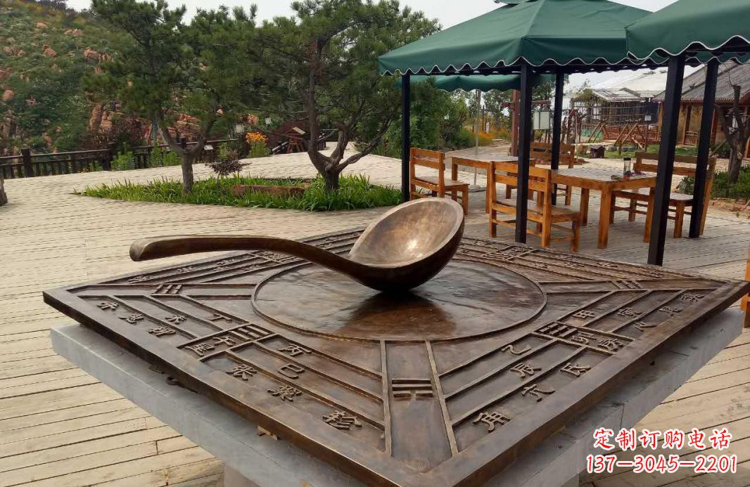 湖南校园古代司南铜雕