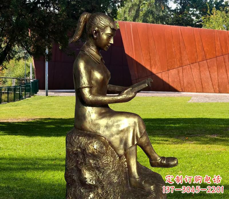 湖南校园看书的女孩铜雕