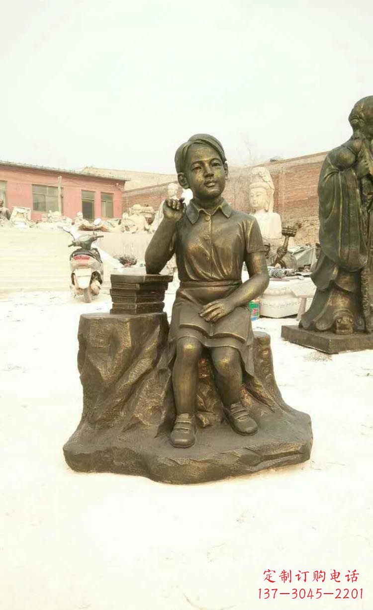 湖南校园看书思考的学生铜雕