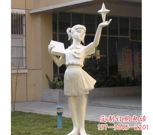 湖南校园拿书本的小学生石雕