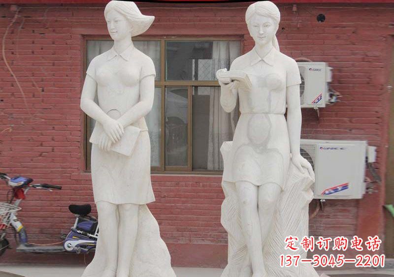 湖南校园拿书本的学生石雕