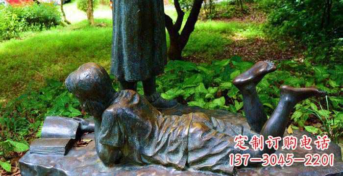 湖南校园趴着看书的小男孩人物铜雕