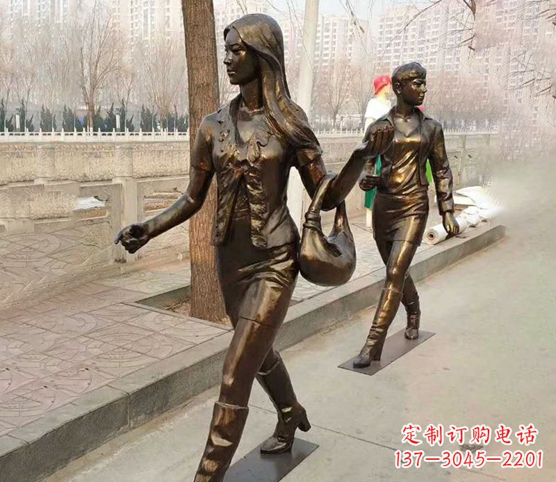 湖南行走的女人街边人物铜雕