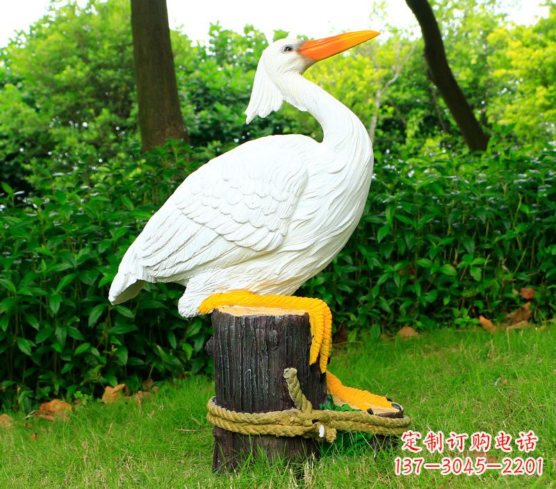 湖南一男一女抱一只鸽子雕像