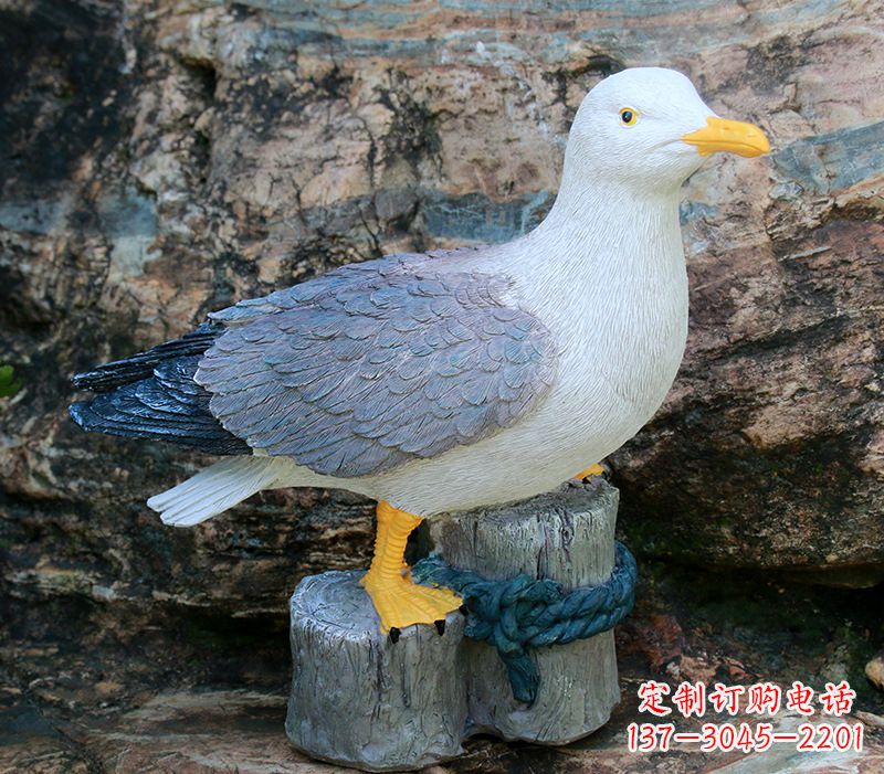 湖南一手托鸽子 一手拿书本的雕塑像