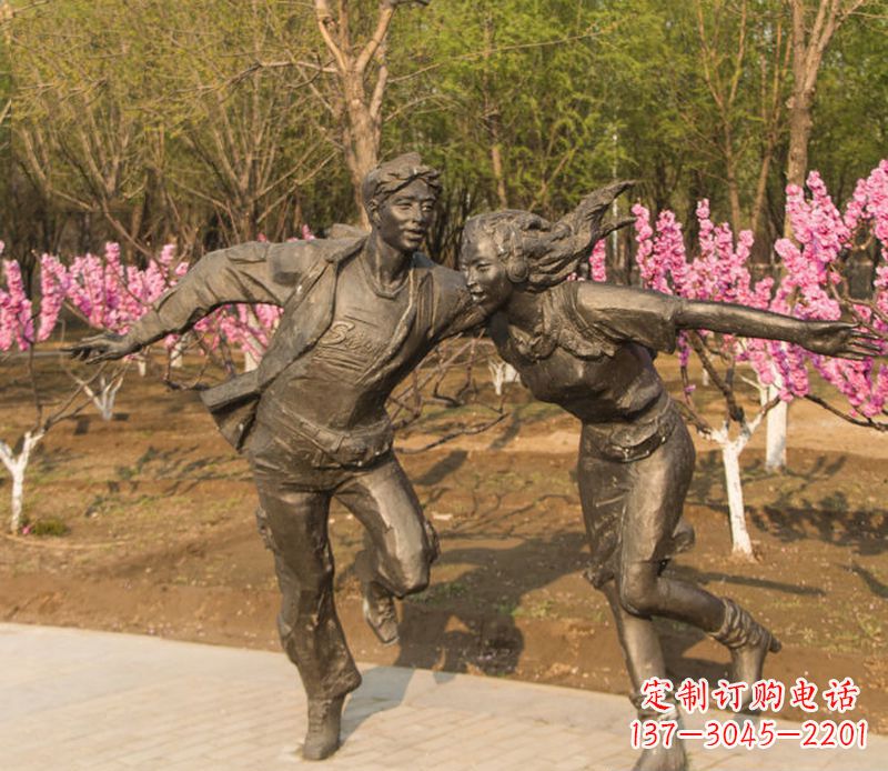 湖南游玩的情侣铜雕