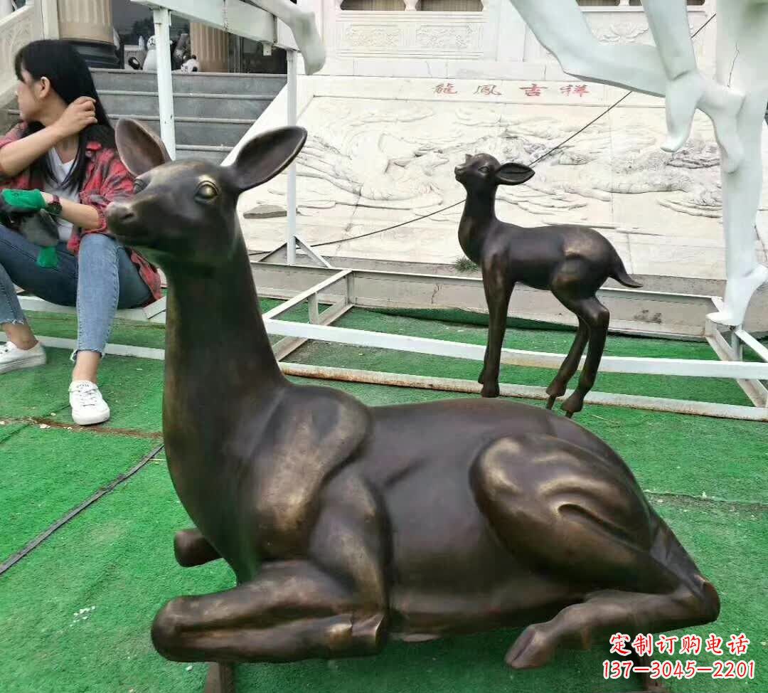 湖南铸铜广场动物鹿雕塑