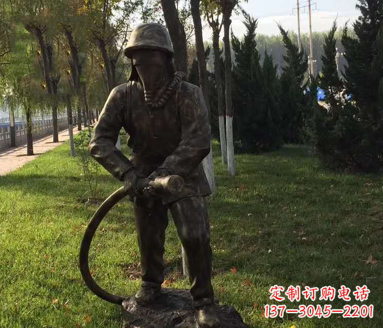 湖南公园灭火的消防员铜雕