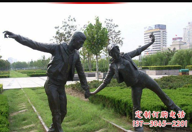 湖南走铁轨的情侣铜雕