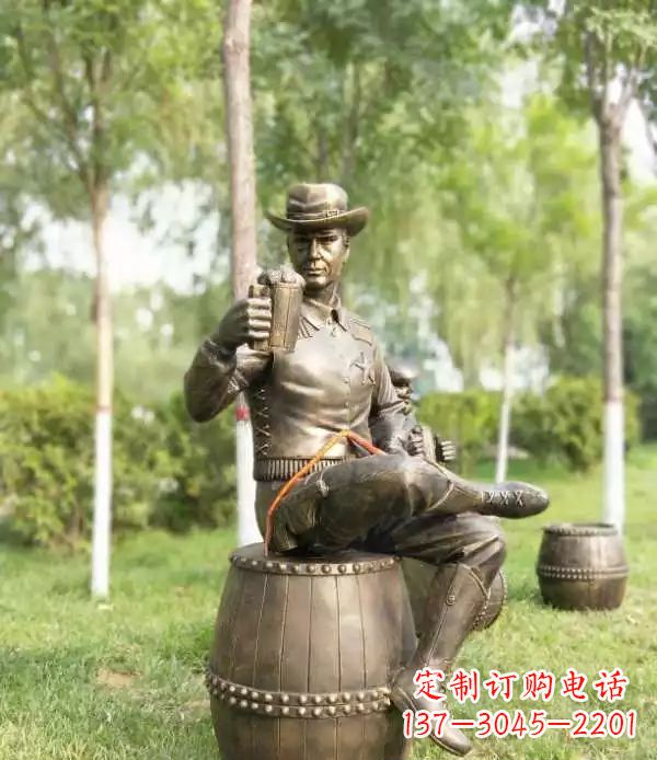 湖南坐酒桶喝啤酒的牛仔铜雕