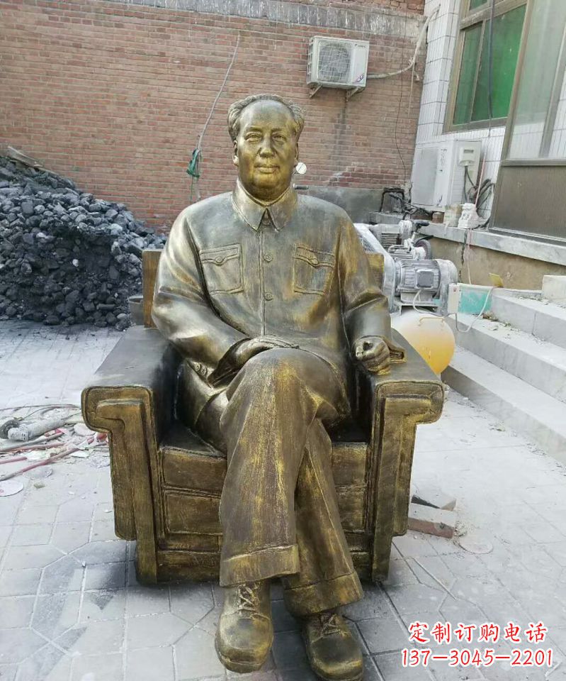 湖南坐沙发的毛主席铜雕