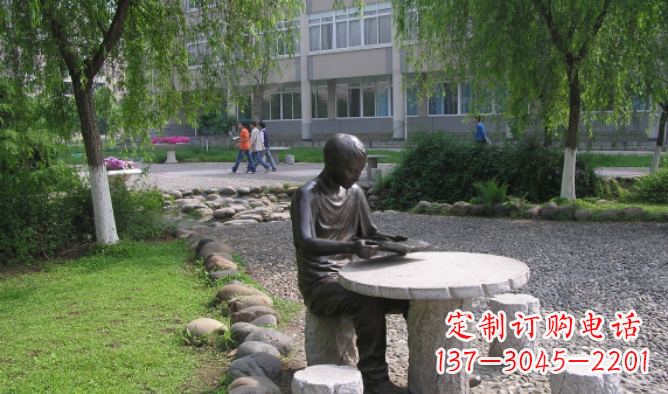 湖南坐石桌凳看书的学生铜雕