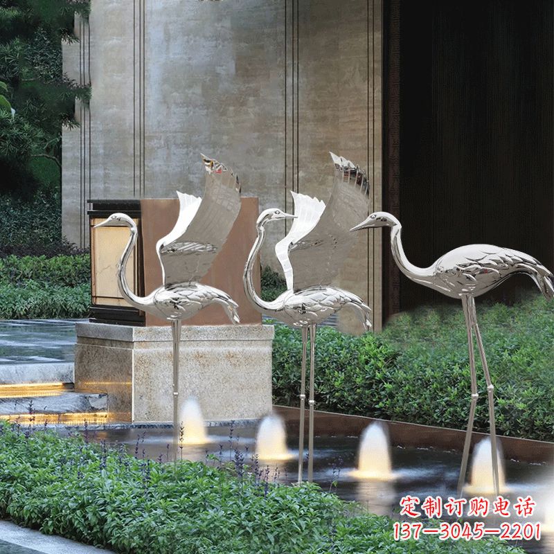 湖南鹤雕塑-公园不锈钢镜面喷泉中的鹤雕塑