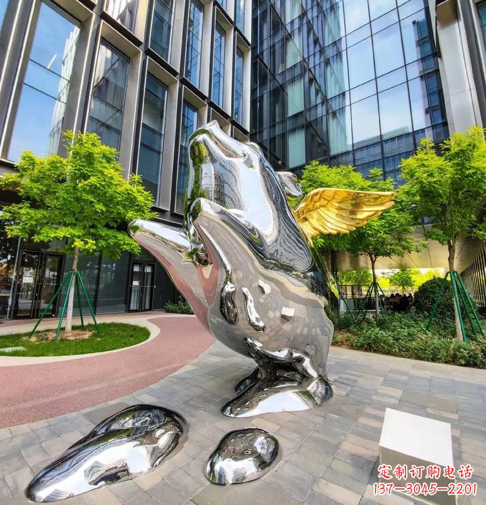 湖南猪雕塑-酒店门口一只带翅膀不锈钢镜面猪雕塑