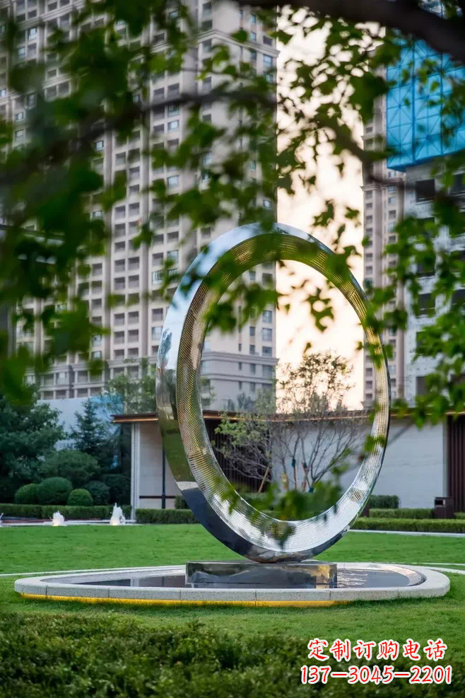 湖南圆环雕塑-别墅草坪不锈钢镜面大型户外景观圆环雕塑